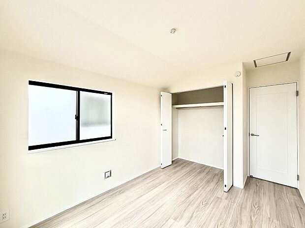 ◆B号棟◆~Bed Room~ 全居室には収納クローゼットを完備!普段使いのお洋服や小物はもちろん、季節物のお洋服などもしっかりと整理整頓おしまい頂けます。 居室空間を広く使用できますね。