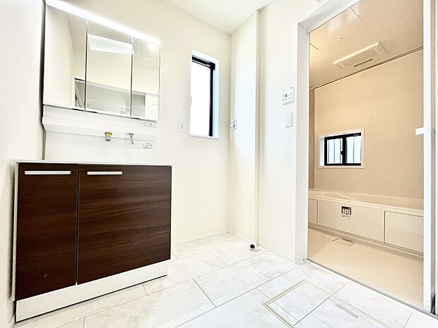 ◆B号棟◆~Dressing Room~ 暗くなりがちな洗面所も窓があると採光と換気が可能なので気持ちよくお使い頂けます。三面鏡タイプの洗面台は鏡裏収納で散らかりがちな洗面所もスッキリ♪