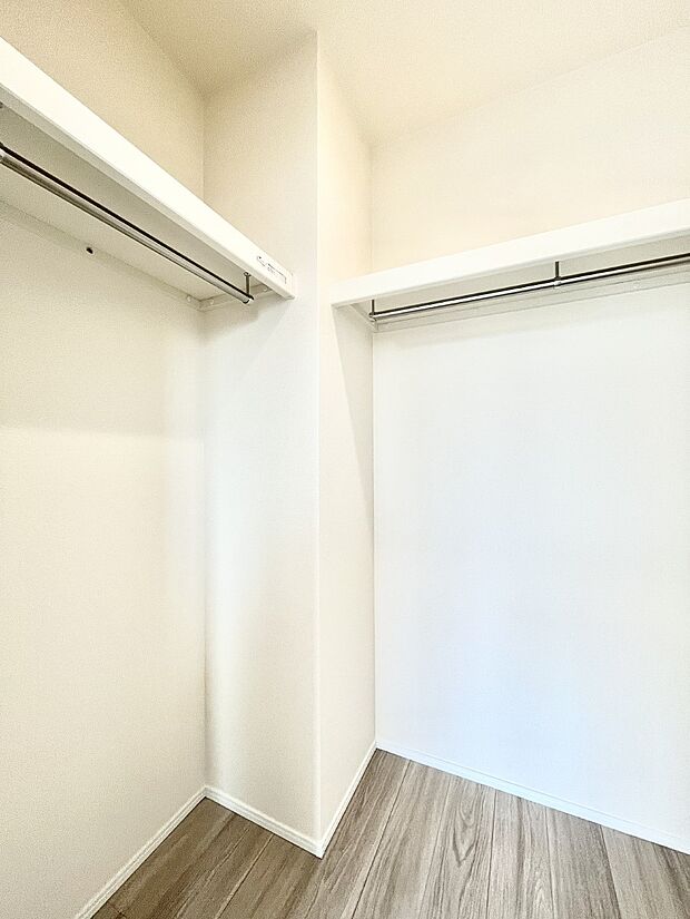 ◆B号棟◆~Walk-in Closet~ たくさんの洋服をかけてもシワになりにくいウォークインクローゼット。洋服以外にも、普段使わない家電やスーツケース、ストック品など何でも片付く嬉しい空間です。