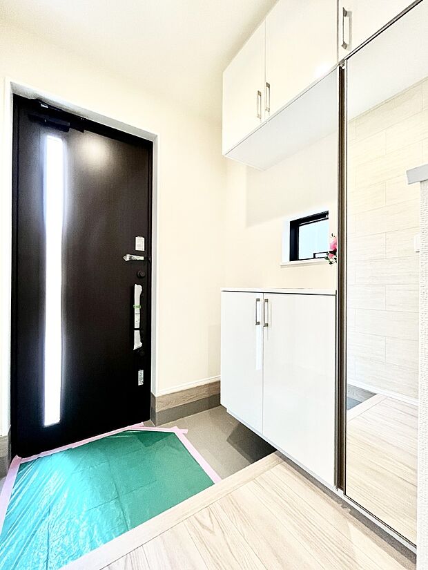 ◆A号棟◆~Entrance~ 下駄箱ミラー付なので、お出かけ前の身だしなみチェックに◎玄関はお客様をお出迎えする一番最初の場所、帰ってくる時に入る最初の場所。そんな場所だからこそ、より良い空間に♪