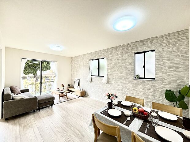 ◆A号棟◆〜Living〜　飽きの来ないシンプルでおしゃれなLDK。大きな窓から日差しが差し込むので室内も明るく、家族の憩いの場としてピッタリです。開放感と日当たりの良さを是非ご覧ください！