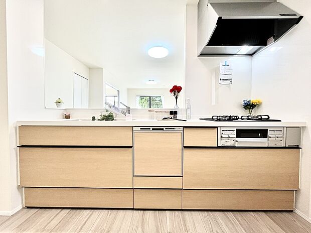 ◆A号棟◆~Kitchen~ 会話が弾むリビング、料理が愉しくなるキッチン。家は、ただ生活する場ではなく、暮らしを愉しく、快適にする場所。笑顔の毎日、安らぎの日々のために、最新の設備・仕様を採用。