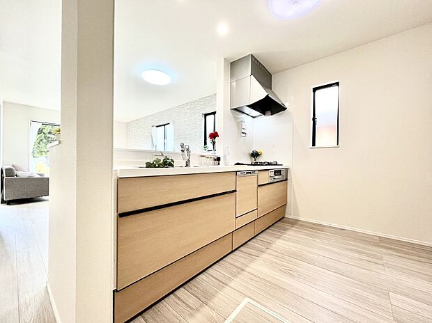 ◆A号棟◆~Kitchen~ 自然光が入る窓のあるキッチン☆毎日使う場所だからこそ、使い勝手を考慮しました。ゆったりとしたキッチンコーナーは質感豊かな仕上がりとなっております。