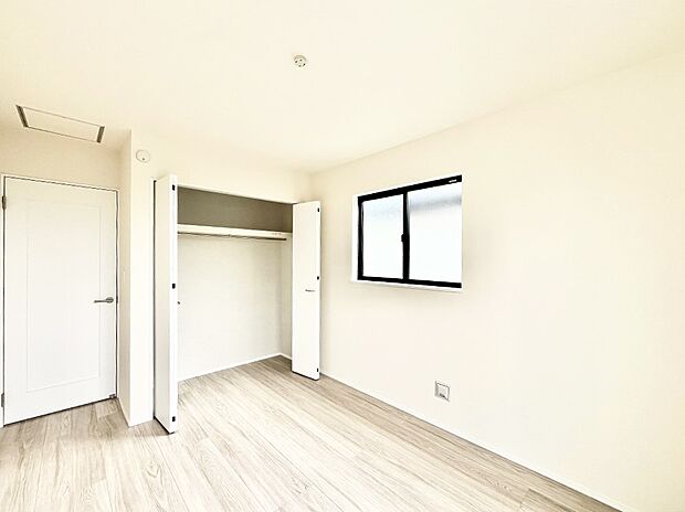 ◆A号棟◆〜Bed Room〜 　マンションと違い部屋数が多いのが戸建てのメリットです。ご家族が増えたことで手狭に感じていた住まいも戸建てでは各居室プライバシーを保つことができます。