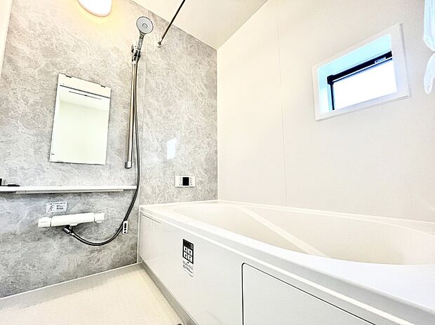 ◆A号棟◆~Bath Room~ 窓付きのバスルームは、採光もあり明るく気持ちの良い空間です。窓があることで、換気環境も良好。ゆったり寛げるバスルームで、毎日のバスタイムが楽しみになりそうです。