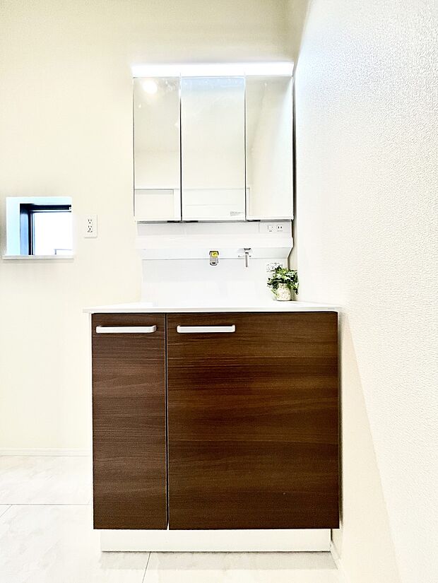 ◆A号棟◆〜Dressing Room〜　明るく清潔感溢れるパウダールーム。毎日使う場所だからこそ、快適な空間となっております。シャンプードレッサーを採用しておりますので、朝シャンも手軽に出来ます。