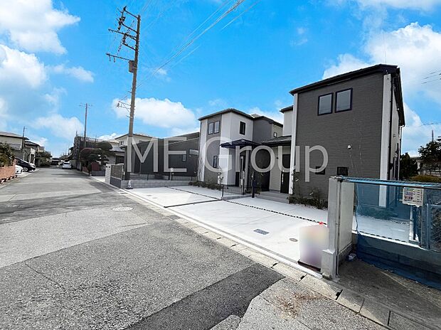 ~Exterior~ 前面道路:南西 21m 公道、北東 6m 公道 低層の一戸建てを中心とした街並みが整然と続き、周辺は高い建物が建っていないので、緑の多い閑静な趣を感じる環境です。