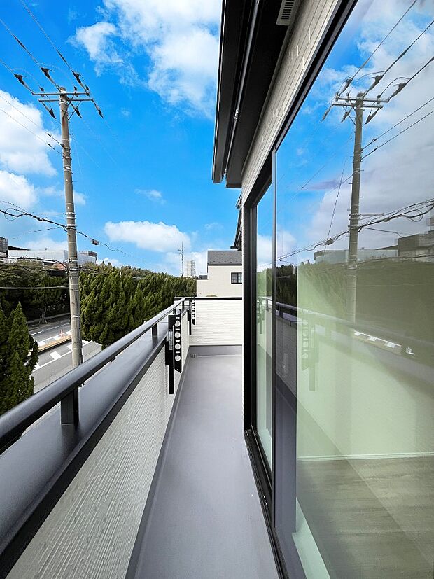 ◆A号棟◆〜Balcony〜  バルコニーは温かい陽がさしこみ、お布団や洗濯物を気持ちよく干すことができます。  使いやすく開放的なバルコニーです♪陽ざしがたっぷり降り注ぐ、バルコニー付き住まい。  