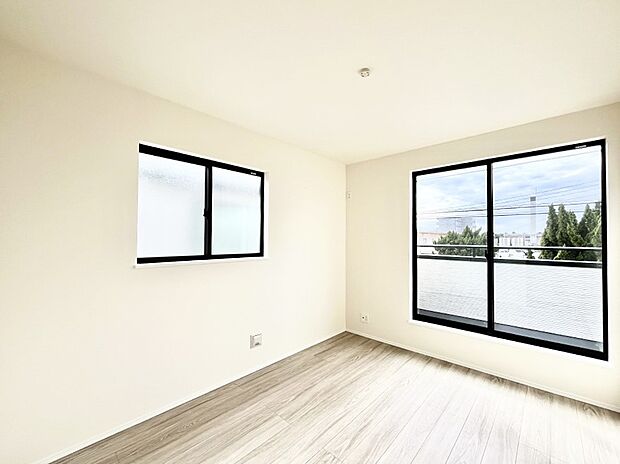 ◆A号棟◆〜Bed Room〜　2面採光を確保した明るい室内は、風通しも良く、大変居心地の良い空間となっております。爽やかな風を感じて起きる朝は、快適生活の始まりに！日当たりや通風がとても良い住まい♪