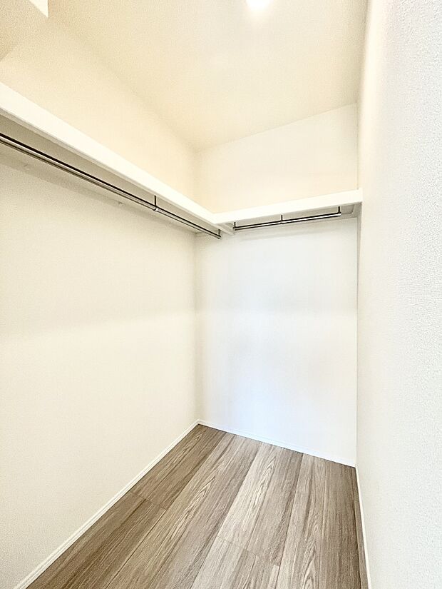 ◆A号棟◆~Walk-in Closet~ たくさんの洋服をかけてもシワになりにくいウォークインクローゼット。洋服以外にも、普段使わない家電やスーツケース、ストック品など何でも片付く嬉しい空間です。