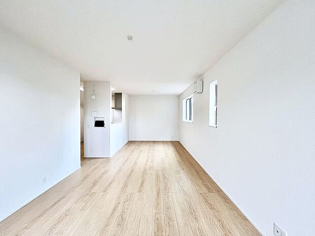 〜Living〜　飽きの来ないシンプルでおしゃれなLDK。大きな窓から日差しが差し込むので室内も明るく、家族の憩いの場としてピッタリです。開放感と日当たりの良さを是非ご覧ください！