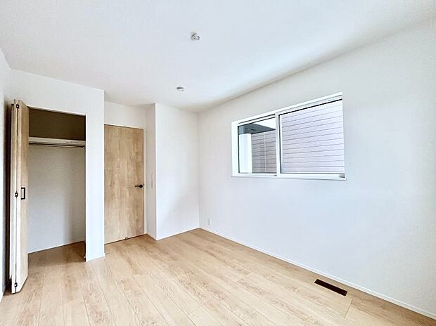 〜Bed Room〜  全居室には収納クローゼットを完備！普段使いのお洋服や小物はもちろん、季節物のお洋服などもしっかりと整理整頓おしまい頂けます。  居室空間を広く使用できますね。