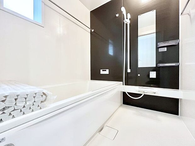〜Bath Room〜　落ち着いた雰囲気の浴室で明日に向けてリフレッシュ。浴室乾燥機能も付いているので隣の洗濯機置き場で洗い上がった洗濯物を、雨の日も天気を気にせず乾燥させることも可能です。