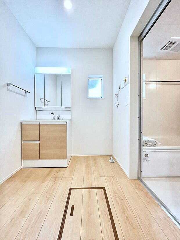 〜Dressing Room〜　十分な大きさの洗面台は収納もさる事ながら、身だしなみチェックや歯磨きなど、朝の慌ただしい時間でもホテルライクなスペースで余裕とゆとりを感じて頂けます。