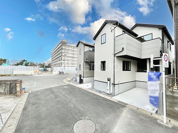 〜Exterior〜　前面道路は閑静な住宅地をはしる車通りの少ない道路。駐車の出し入れもらくらくです！ご不明点・現地見学のご希望は、お気軽にお問い合わせください！