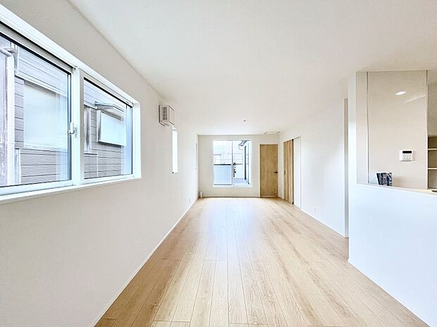 〜Living〜　豊かな陽光がこの場所を照らしだす。光溢れるこの空間はみんなの笑顔が集う場所、時を忘れ、つきることのないたわいもない会話を楽しむ時間、たくさんの思いが綴られる場所。