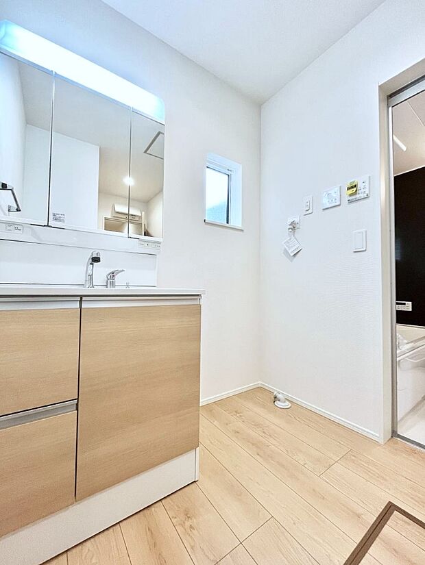 〜Dressing Room〜　暗くなりがちな洗面所も窓があると採光と換気が可能なので気持ちよくお使い頂けます。三面鏡タイプの洗面台は鏡裏収納で散らかりがちな洗面所もスッキリ♪