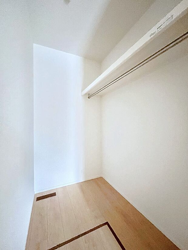 〜Walk-in Closet〜　必要なものやコーディネートを一覧して確認でき、身支度や準備が短時間で済むウォークインクローゼットを設置しました。家の中をすっきりとさせる便利な収納スペースです。