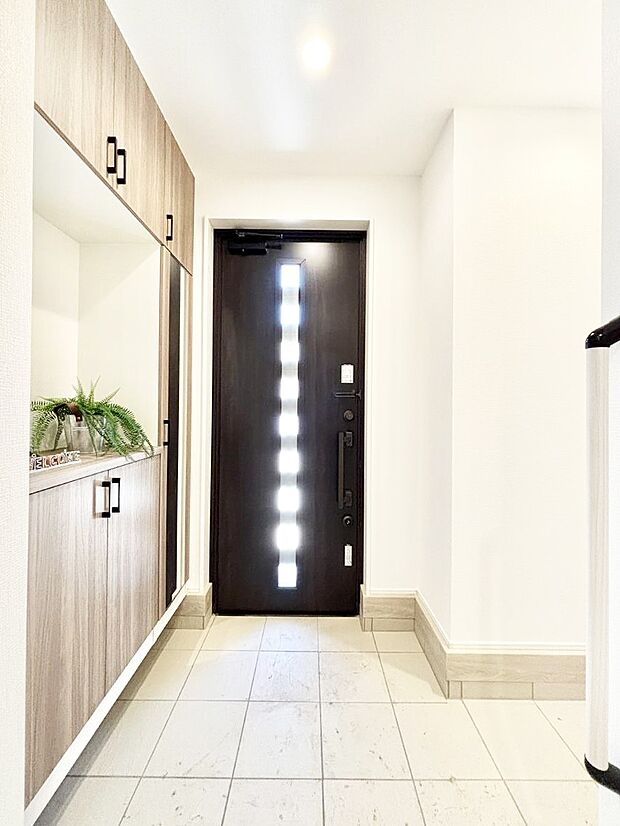 〜Entrance〜　家の中でお客様を迎える最初の場所である玄関は、家の印象そのものです！豊富な玄関収納で、常に綺麗に保つことが出来ます♪玄関にはたっぷり収納の下駄箱を完備！