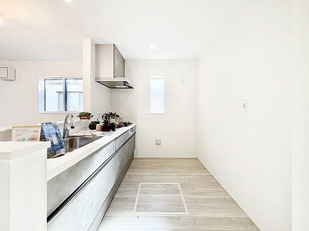 〜Kitchen〜　自然光が入る窓のあるキッチン☆毎日使う場所だからこそ、使い勝手を考慮しました。ゆったりとしたキッチンコーナーは質感豊かな仕上がりとなっております。