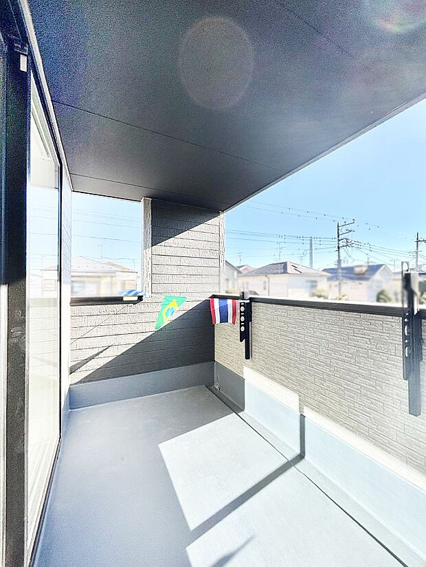 〜Balcony〜　南向きのバルコニーの前には雲以外に太陽を遮るものがありません。お洗濯物も乾きやすく、何より明るく気持ちのいい光が入ってきます。使いやすく開放的なバルコニーです♪