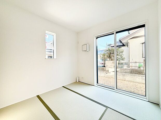 〜Japanese Room〜  和室が持つ特別な時間、麗らかな春のやわらかな時、冬枯れの時がもたらす凛とした時間、経る年月によって表情を変える特別な場所、家族みんなのお気に入りの空間。  