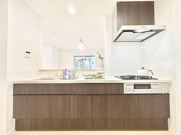 〜Kitchen〜　広くて使いやすいキッチンなら家族でいっしょに料理をつくったり、後片付けも手間なくできちゃいます♪収納もたっぷりあるので、いつもすっきりと清潔な印象を保てます。