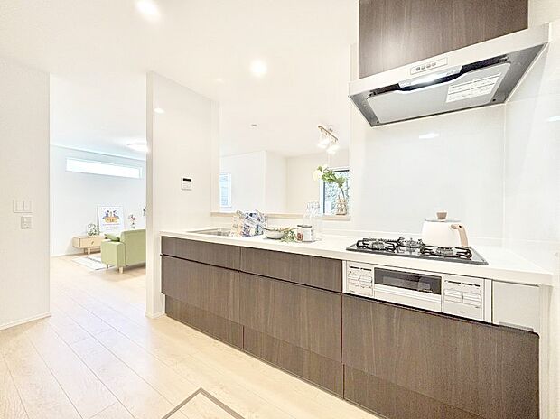 〜Kitchen〜  リビングが見渡せるカウンターキッチン。  料理をしながら家族とコミュニケーションをとれるだけでなく、大きな開放感も得ることができます。  お子様の成長も感じることができますね！