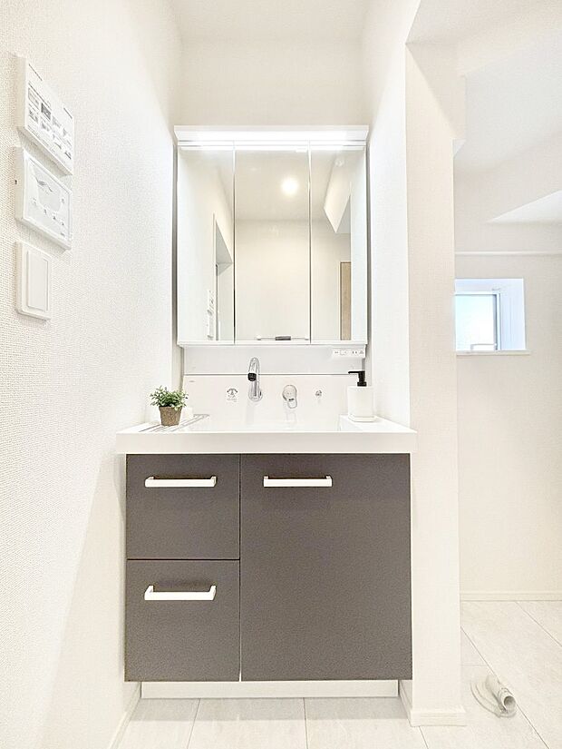 〜Dressing Room〜　暗くなりがちな洗面所も窓があると採光と換気が可能なので気持ちよくお使い頂けます。三面鏡タイプの洗面台は鏡裏収納で散らかりがちな洗面所もスッキリ♪
