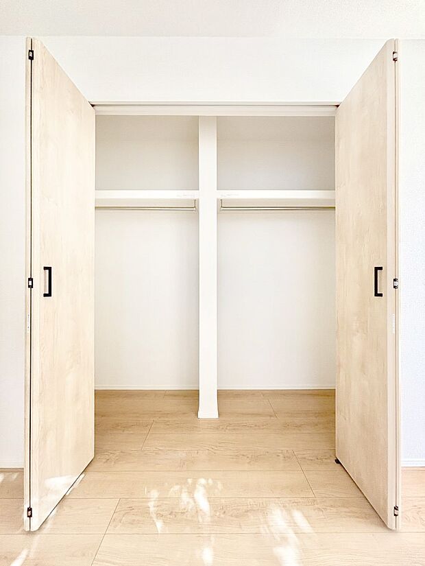〜Closet〜　壁面クローゼットがあればタンスを置く必要がなく、出っ張りのないスッキリ空間を維持できます。限られたスペースを有効に活用できそう。季節の衣類や趣味の品などたっぷり収納出来ますね♪