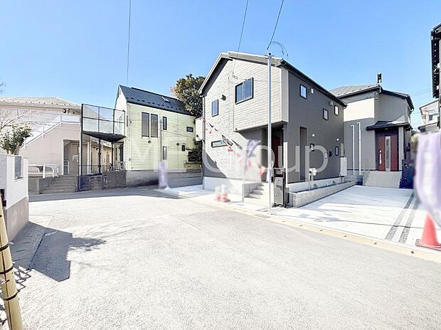 〜Exterior〜　前面道路は閑静な住宅地をはしる車通りの少ない道路。駐車の出し入れもらくらくです！ご不明点・現地見学のご希望は、お気軽にお問い合わせください！