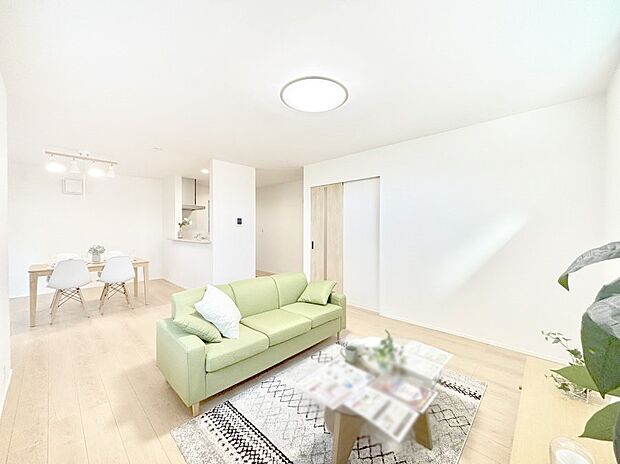 〜Living〜　ここにはみんなが集い、食事と楽しい会話が始まる。話に夢中になりすぎて、ついつい時を忘れ夜半過ぎになってしまう。そんな束の間の幸せを感じさせてくれる場所でありたい。