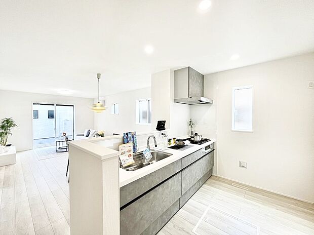 ◆1号棟◆〜Kitchen〜　自然光が入る窓のあるキッチン☆毎日使う場所だからこそ、使い勝手を考慮しました。ゆったりとしたキッチンコーナーは質感豊かな仕上がりとなっております。