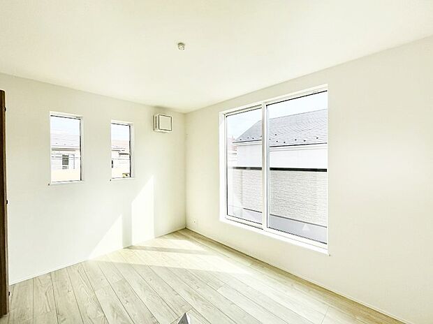 ◆1号棟◆〜Bed Room〜　マンションと違い部屋数が多いのが戸建てのメリットです。ご家族が増えたことで手狭に感じていた住まいも戸建てでは各居室プライバシーを保つことができます。