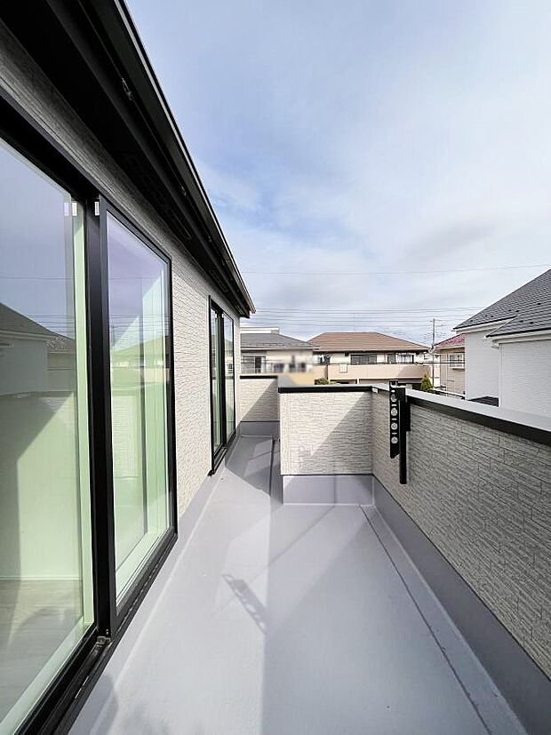 ◆1号棟◆〜Balcony〜  バルコニーは温かい陽がさしこみ、お布団や洗濯物を気持ちよく干すことができます。  使いやすく開放的なバルコニーです♪陽ざしがたっぷり降り注ぐ、バルコニー付き住まい。  