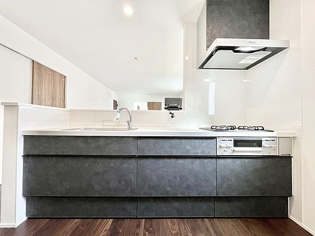 ◆2号棟◆〜Kitchen〜　広くて使いやすいキッチンなら家族でいっしょに料理をつくったり、後片付けも手間なくできちゃいます♪収納もたっぷりあるので、いつもすっきりと清潔な印象を保てます。