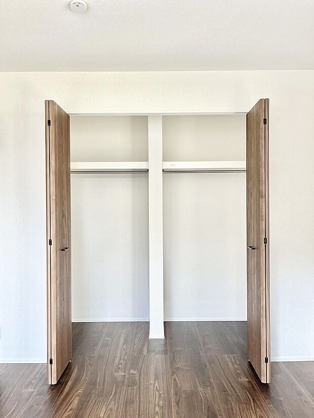 ◆2号棟◆〜Closet〜　壁面クローゼットがあればタンスを置く必要がなく、出っ張りのないスッキリ空間を維持できます。限られたスペースを有効に活用できそう。衣類や趣味の品などたっぷり収納出来ますね♪