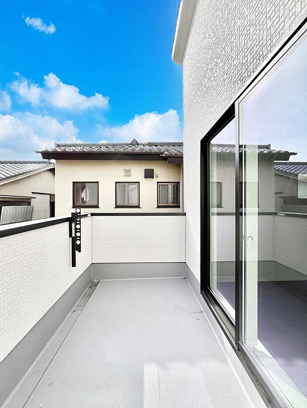 ◆2号棟◆〜Balcony〜  大きな空に囲まれた気持ちのいい家。  バルコニーを覗くだけで圧倒的な開放感に包まれます。  バルコニーは陽がさしこみお布団や洗濯物を気持ちよく干すことができます。