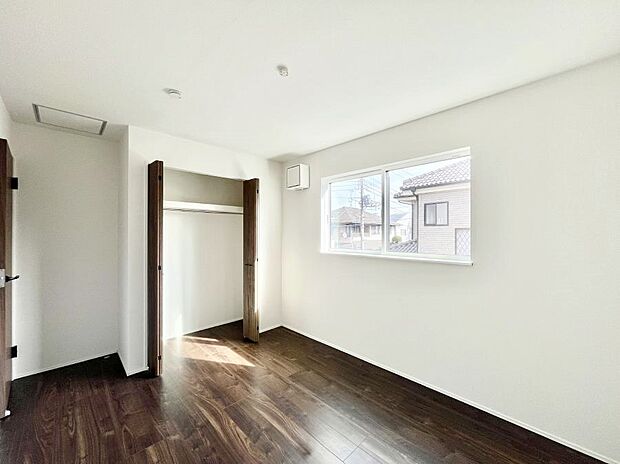 ◆2号棟◆〜Bed Room〜　マンションと違い部屋数が多いのが戸建てのメリットです。ご家族が増えたことで手狭に感じていた住まいも戸建てでは各居室プライバシーを保つことができます。