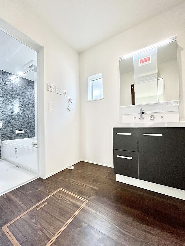 ◆2号棟◆〜Dressing Room〜  十分な大きさの洗面台は収納もさる事ながら、身だしなみチェックや歯磨きなど、朝の慌ただしい時間でもホテルライクなスペースで余裕とゆとりを感じて頂けます。