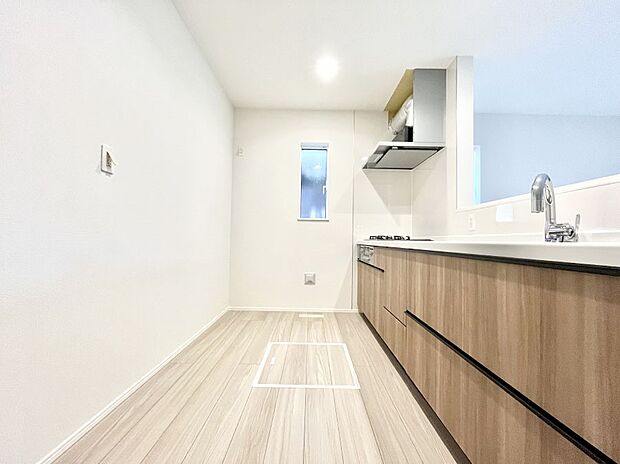 ◆2号棟◆〜Kitchen〜　自然光が入る窓のあるキッチン☆毎日使う場所だからこそ、使い勝手を考慮しました。ゆったりとしたキッチンコーナーは質感豊かな仕上がりとなっております。