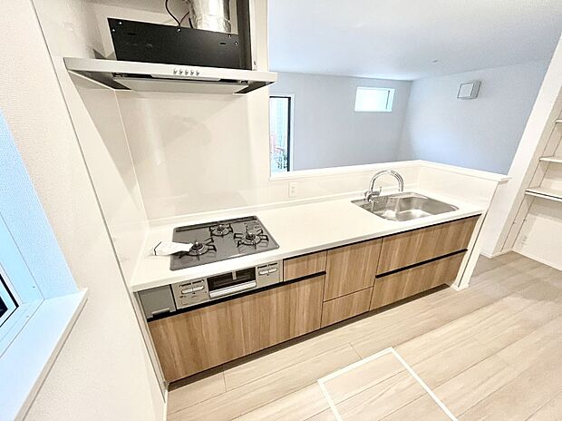 ◆2号棟◆〜Kitchen〜　「さぁ今日は何を作ろう」こんなキッチンなら思いっきり料理ができちゃいます。キッチンからはリビングが一望できます。家族がつながるお家がここにございます。