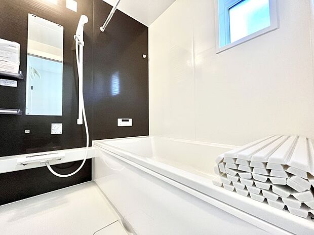 ◆2号棟◆〜Bath Room〜　窓付きのバスルームは、採光もあり明るく気持ちの良い空間です。窓があることで、換気環境も良好。ゆったり寛げるバスルームで、毎日のバスタイムが楽しみになりそうです。