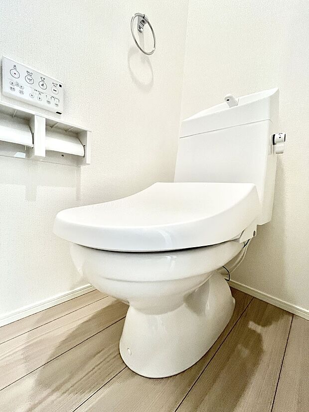 ◆2号棟◆〜Toilet〜　綺麗・スッキリ・快適なウォシュレット付トイレでくつろげる空間です。採光もあり明るく、快適空間となっております♪毎日使う場所だからこその配慮です！