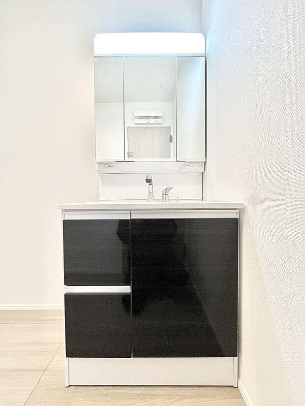 大きく見やすい三面鏡で清潔感ある洗面台は、身だしなみチェックや肌のお手入れにおすすめです。 