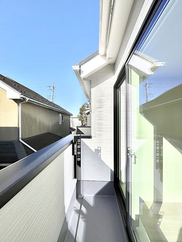◆2号棟◆〜Balcony〜  バルコニーは温かい陽がさしこみ、お布団や洗濯物を気持ちよく干すことができます。  使いやすく開放的なバルコニーです♪陽ざしがたっぷり降り注ぐ、バルコニー付き住まい。  