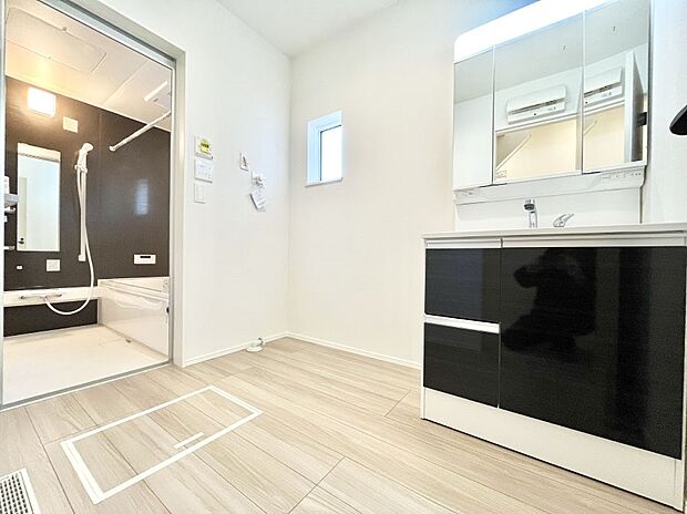 ◆2号棟◆〜Dressing Room〜　暗くなりがちな洗面所も窓があると採光と換気が可能なので気持ちよくお使い頂けます。三面鏡タイプの洗面台は鏡裏収納で散らかりがちな洗面所もスッキリ♪