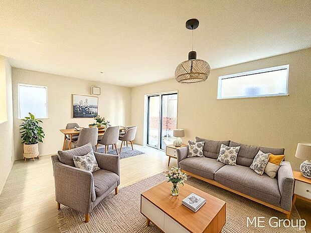 ◆1号棟◆〜Living〜　家族の食事や団らんのほか、子どもを遊ばせたり、友人を招いたりするLDKは住まいの中心。長時間過ごす場所だから、その空間は住まい全体の居心地を左右します。  ※家具はCGです