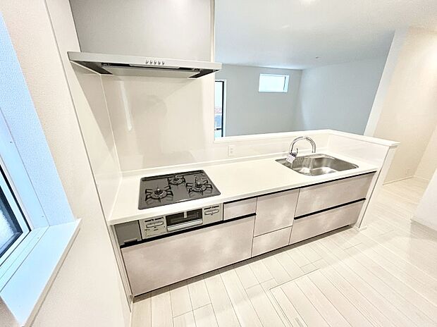 ◆1号棟◆〜Kitchen〜　「さぁ今日は何を作ろう」こんなキッチンなら思いっきり料理ができちゃいます。キッチンからはリビングが一望できます。家族がつながるお家がここにございます。