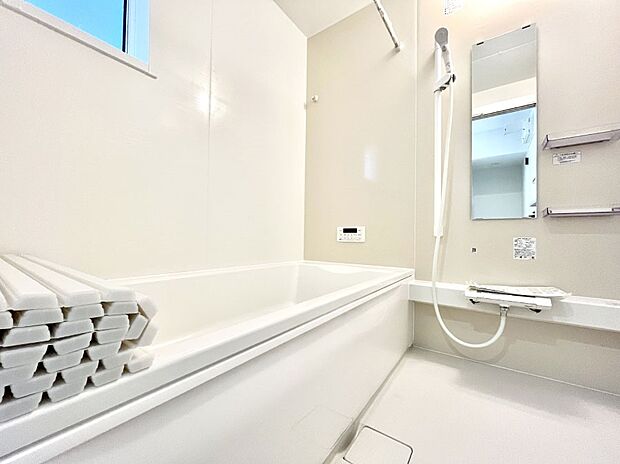 ◆1号棟◆〜Bath Room〜　窓付きのバスルームは、採光もあり明るく気持ちの良い空間です。窓があることで、換気環境も良好。ゆったり寛げるバスルームで、毎日のバスタイムが楽しみになりそうです。